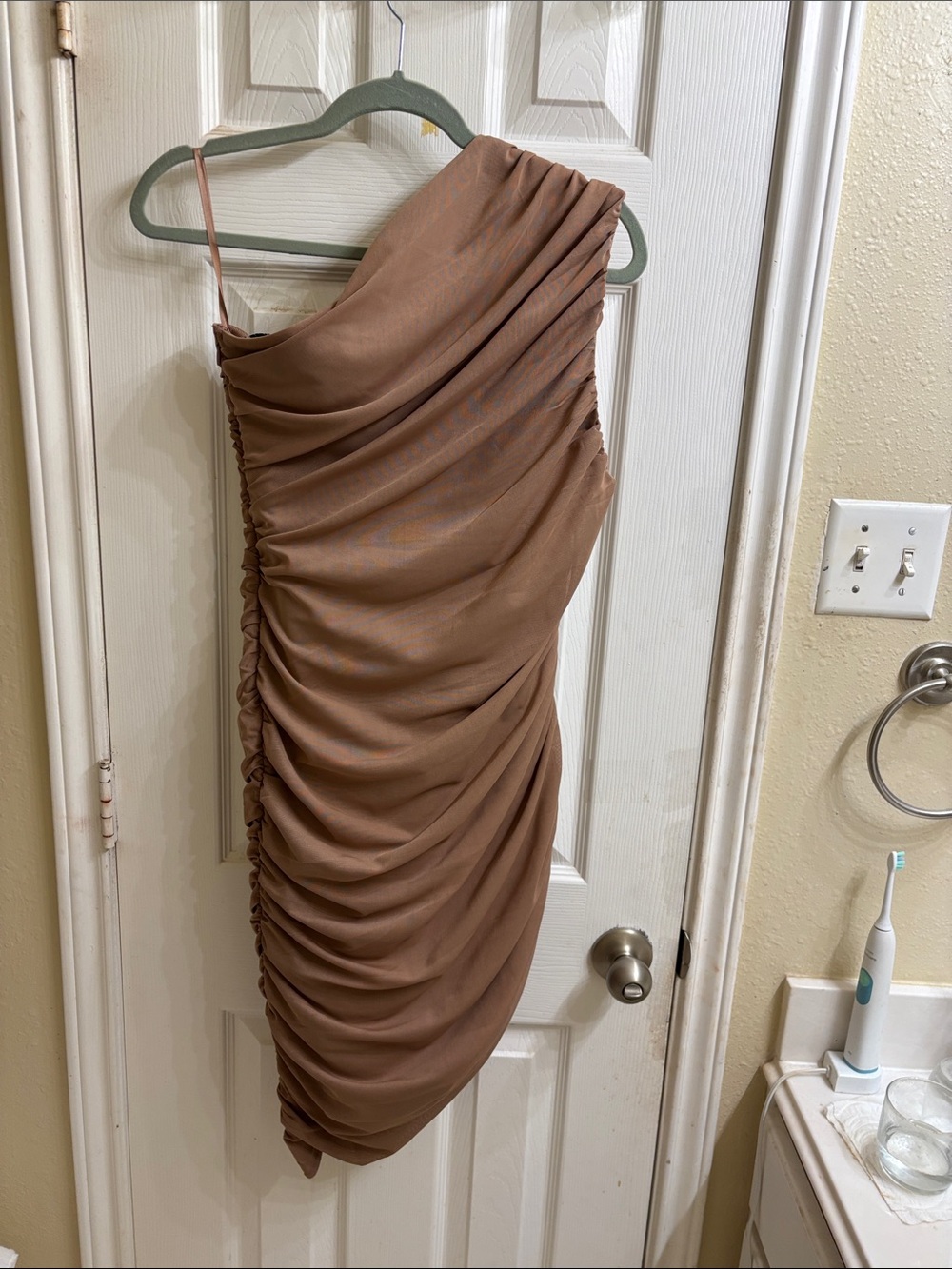 Elliatt one shoulder ruched Posey dress. Fully lined. NWT - Picture 4 of 7
